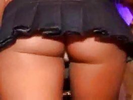 Latina Canela Skin porn tjejer ger en expert avsugning i taxin