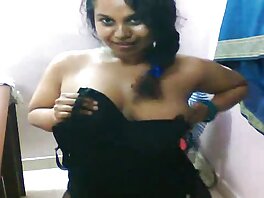 Härlig brunett visar sin kropp free porr videos på kameran